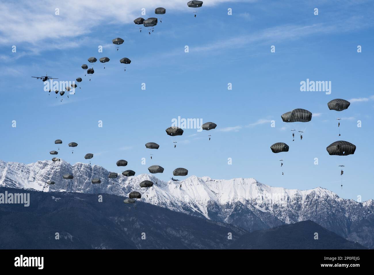 ÉTATS-UNIS Les parachutistes de l'armée affectés au 2nd Bataillon, 503rd Parachute Infantry Regiment, 173rd Airborne Brigade effectuent une opération aérienne dans la zone de Juliet Drop à Pordenone, en Italie, le 25 janvier 2023. La Brigade aéroportée de 173rd est la U.S. La Force de réaction en cas d'urgence de l'armée en Europe, fournissant des forces rapidement déployables aux États-Unis les domaines de responsabilité de l'Europe, de l'Afrique et du Commandement central. Déployée en Italie et en Allemagne, la brigade s'entraîne régulièrement aux côtés des alliés et partenaires de l'OTAN pour établir des partenariats et renforcer l'alliance. Banque D'Images