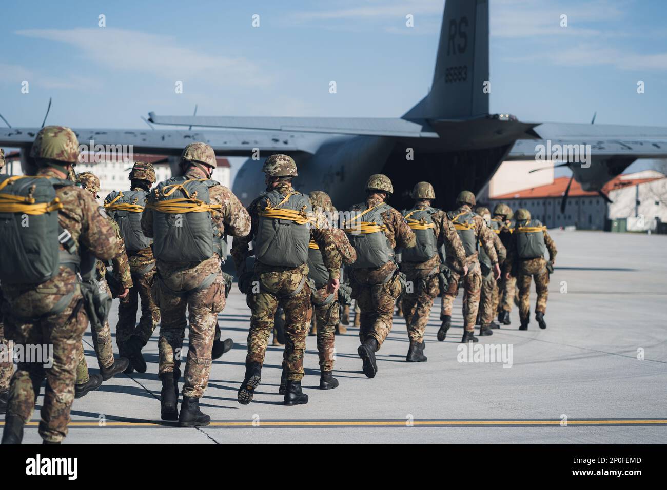 Parachutistes de l'armée italienne avec la Brigade parachutiste Folgore, aux côtés des États-Unis Les parachutistes de l'armée avec la Brigade aéroportée 173rd se préparent à une opération aérienne en embarquant un avion C-130 Hercules à la base aérienne d'Aviano, en Italie, le 26 janvier 2023. La Brigade aéroportée de 173rd est la U.S. La Force de réaction en cas d'urgence de l'armée en Europe, fournissant des forces rapidement déployables aux États-Unis les domaines de responsabilité de l'Europe, de l'Afrique et du Commandement central. Déployée en Italie et en Allemagne, la brigade s'entraîne régulièrement aux côtés des alliés et partenaires de l'OTAN pour établir des partenariats et renforcer le Banque D'Images