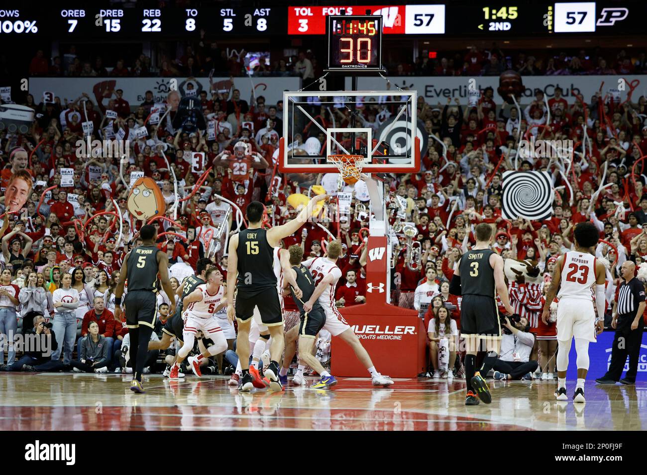 Madison, WI, États-Unis. 2nd mars 2023. Purdue Boilermakers centre Zach Edey (15) fait un jet libre pour briser une cravate de 57-57 pendant le match de basket-ball NCAA entre les Purdue Boilermakers et les Wisconsin Badgers au centre Kohl à Madison, WISCONSIN. Darren Lee/CSM/Alamy Live News Banque D'Images