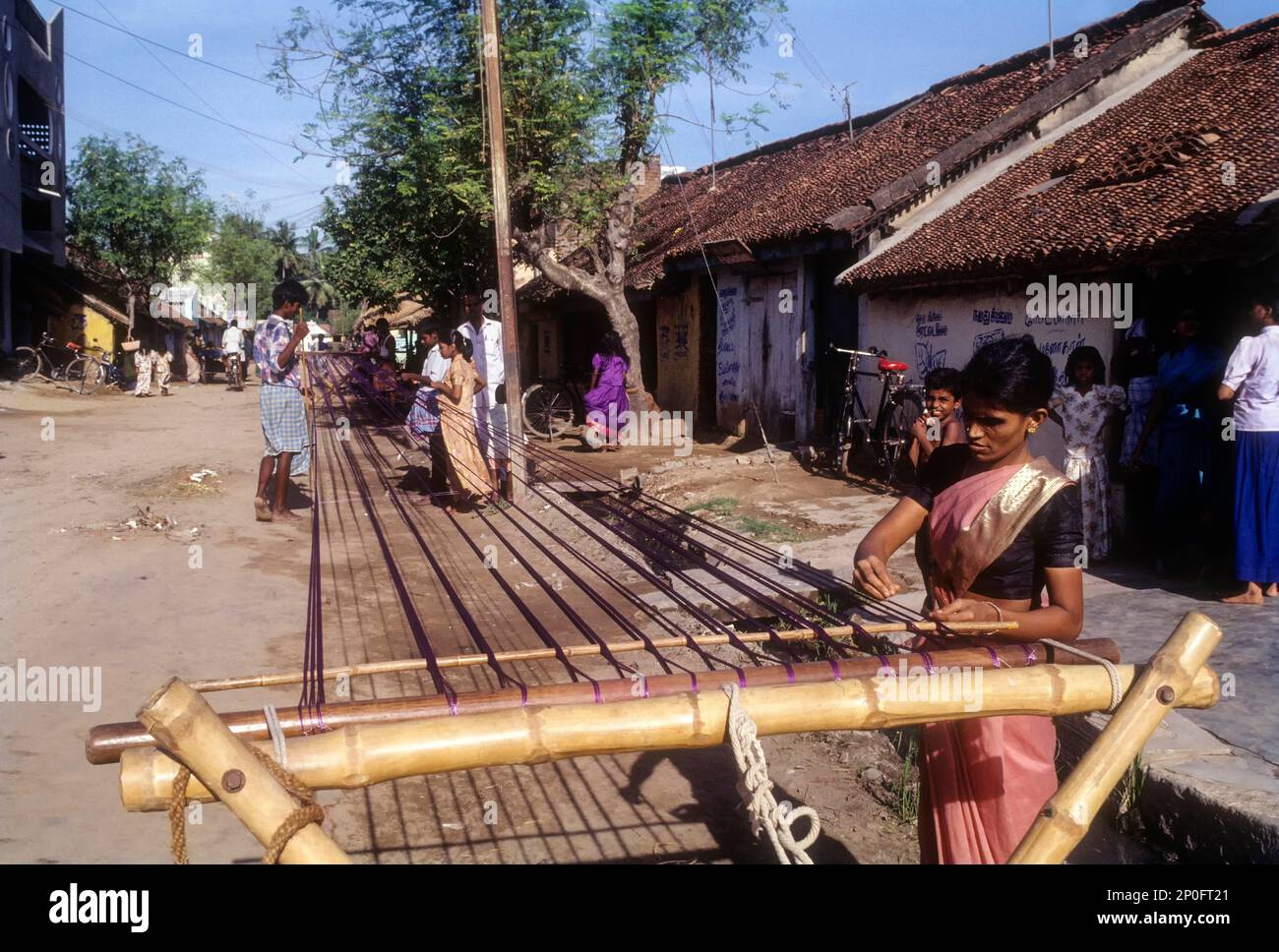 Ancienne tradition pratiquée par les tisserands, enlever les nœuds et sécher le fil de soie sur la rue de Pillaiyarpalayam, Kanchipuram, Tamil Nadu, Inde Banque D'Images
