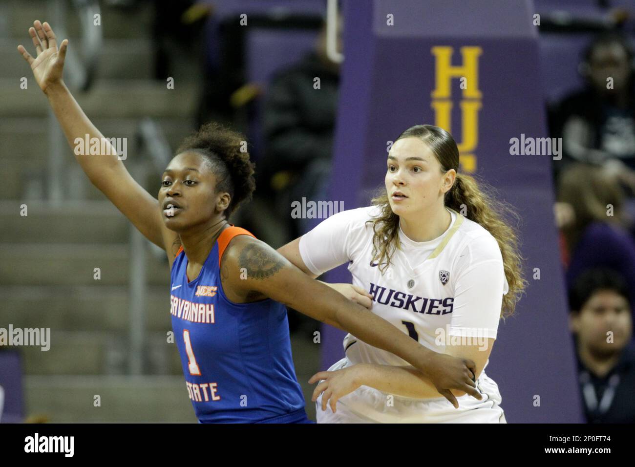 SEATTLE, WA - DECEMBER 18: Washington's #1 Hannah Johnson and Savannah State's #1 Caprisha Treadwell set up under the basket during an NCAA women's basketball game between the Savannah State Tigers and the Washington Huskies on December 18, 2016, at Alaska Airlines Arena in Seattle, WA. Washington defeated Savannah State 87-36. (Photo by Jesse Beals/Icon Sportswire) (Icon Sportswire via AP Images) Banque D'Images