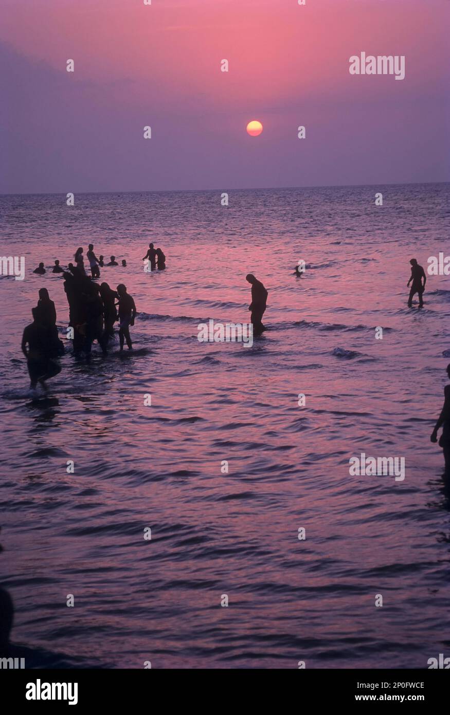 Les gens à une plage, Sunrise, Agni Tirtham, Rameshwaram, Tamil Nadu, Inde Banque D'Images
