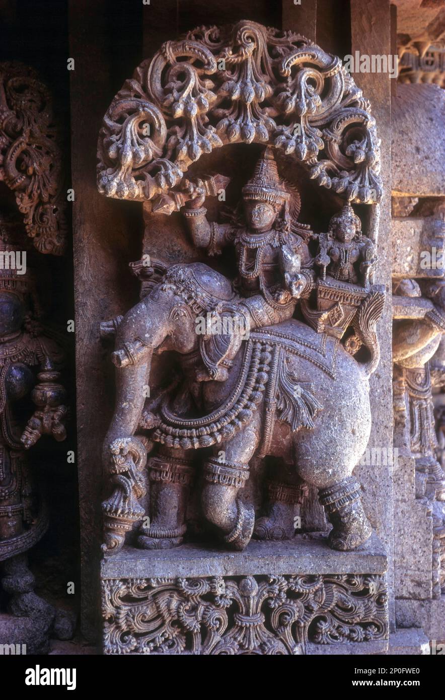 Relief profond de l'indra à cheval sur l'éléphant airavatha, le temple de prasanna chennakeshava à somnathpur, karnataka, Inde Banque D'Images