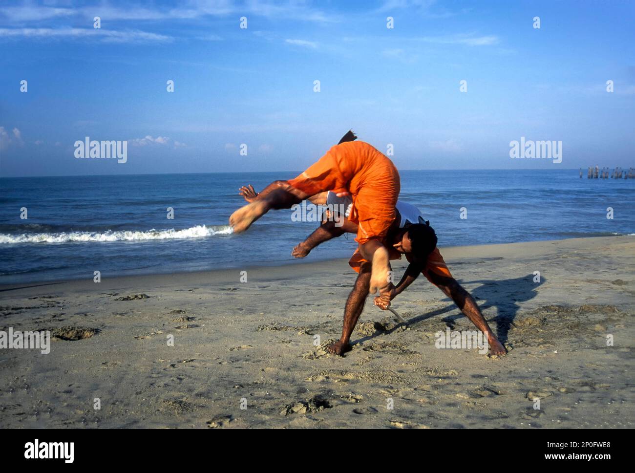 Kalaripayattu ancien art martial du kerala. (Lutte contre les couteaux) . Banque D'Images