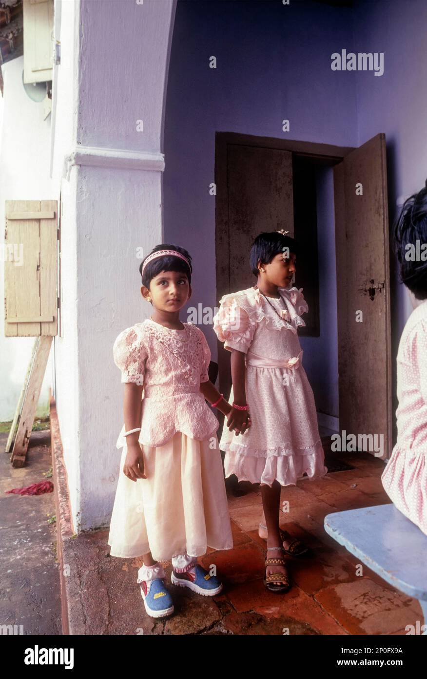 Filles debout dans l'église Sainte Vierge Marie, Valiyapally Kottayam, Kerala, Inde Banque D'Images