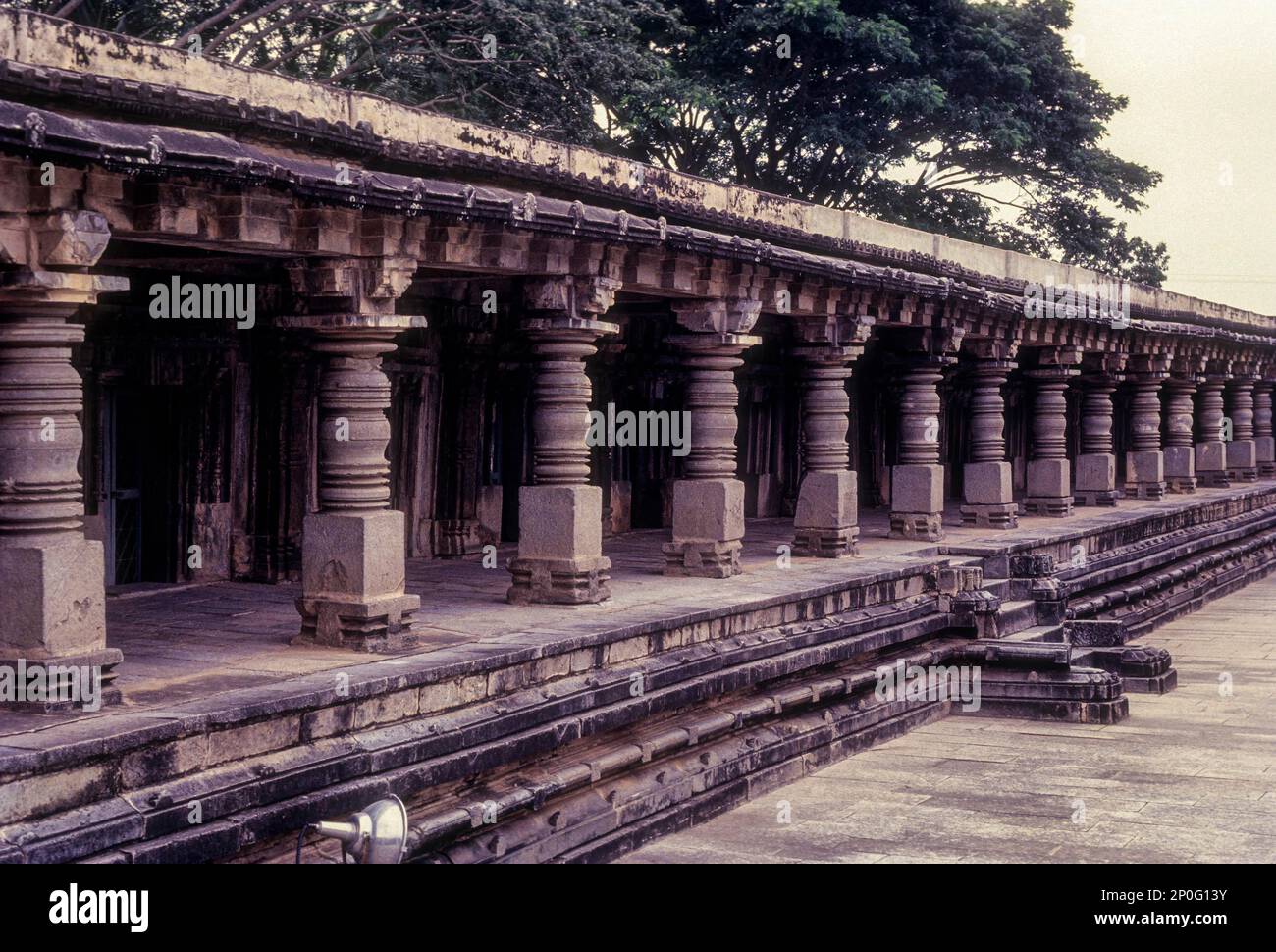 La colonnade pillée autour de la cour du sanctuaire dans le temple de Chennakesava à Somanathapura Somnathpur, Karnataka, Inde du Sud, Inde, Asie Banque D'Images