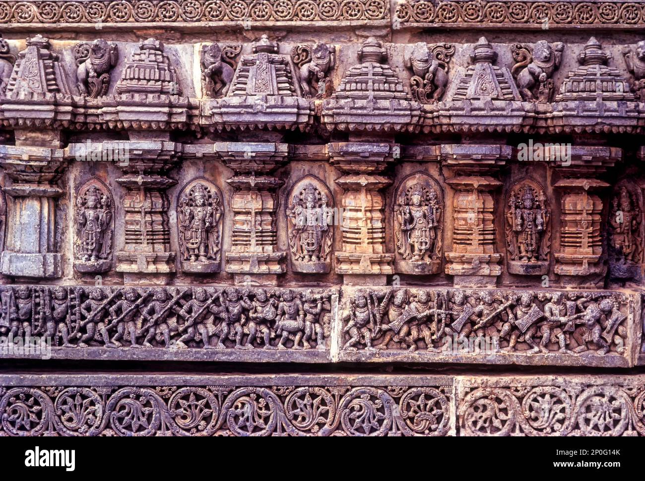 Des bandes de fierzes et de sculptures couvrent les murs extérieurs du temple de Chennakesava architecture Hoysala Somanathapura Somnathpur, Karnataka, Sud Banque D'Images