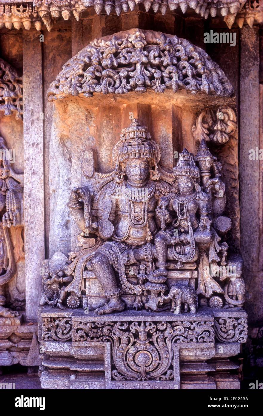 Sculpture de Vishnu avec Mahalakshmi dans le temple de Chennakava Hoysala architecture Somanathapura Somnathpur, Karnataka, Inde du Sud, Inde, Asie Banque D'Images