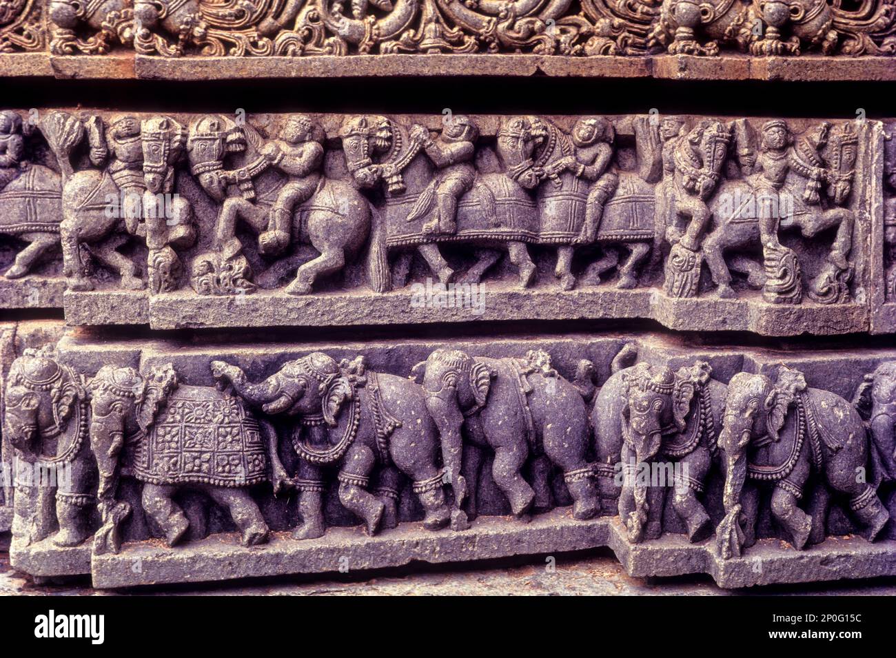 Des éléphants de Caparisonés et des hommes à cheval magnifiquement décorés dans le temple de Chennakesava à Somanathapura Somnathpur, Karnataka, Inde du Sud, Inde Banque D'Images