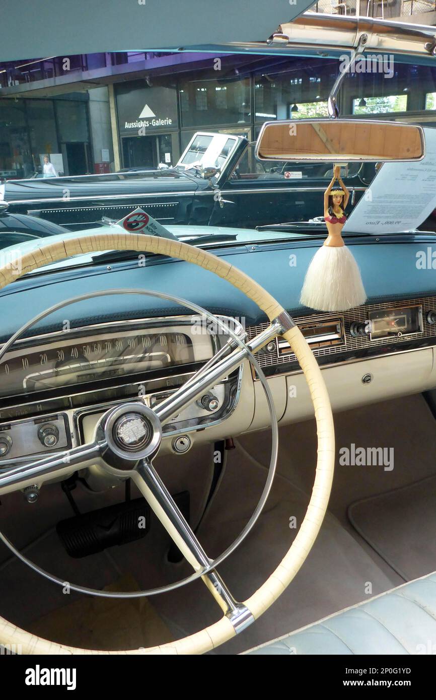 Voiture classique Cadillac, volant, rétroviseur, remorque hula girl Banque D'Images