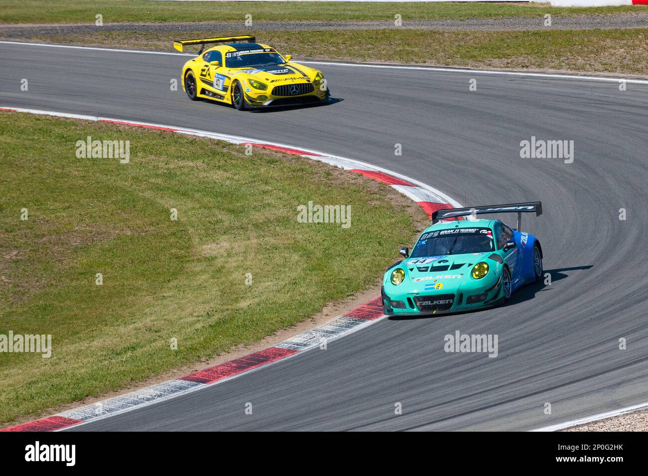 Porsche 911 GT3 R, Mercedes-AMG GT3, 24h Nuerburgring, course de 24 heures, course, piste, courbe, Patin, dérive, voiture classique, voiture de course, Eifel Banque D'Images