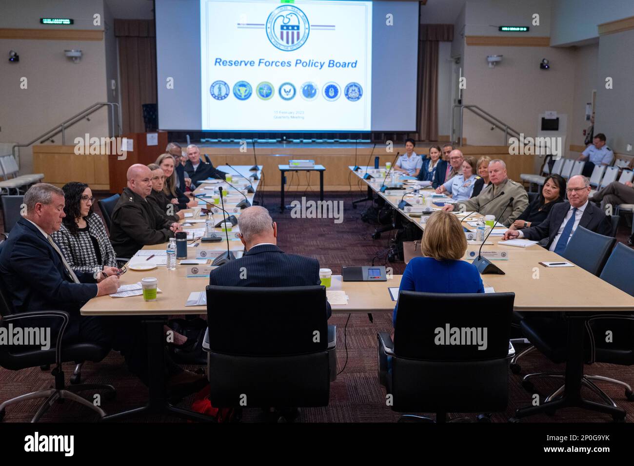 La sous-secrétaire à la Défense, Kathleen Hicks, prend la parole lors d'une réunion du Conseil d'administration de la politique des forces de réserve au Pentagone, Washington, D.C., le 15 février 2023. Banque D'Images