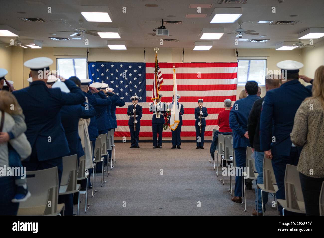 Les membres de la Garde côtière honorent les couleurs de la garde lors du service commémoratif de 43rd pour le garde-côtes Blackthorn sur la base Galveston, Texas, le 28 janvier 2023. Vingt-trois des 50 membres d’équipage du Blackthorn ont péri après que le cutter ait heurté un navire-citerne et a coulé près du pont Sunshine Skyway à Tampa, en Floride, le 28 janvier 1980 Banque D'Images