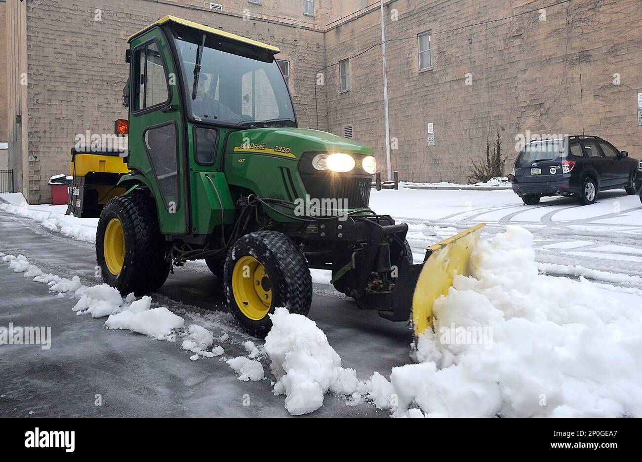 Mike Pacovsky plows a parking lot on the campus of King's College, in Wilkes-Barre, Pa., following a snow storm Monday Dec.12, 2016. (Mark Moran/The Citizens' Voice via AP) Banque D'Images