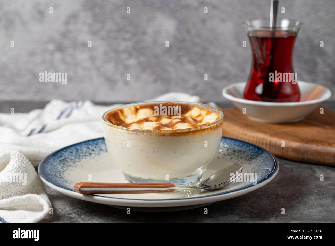 Riz au lait. Desserts traditionnels turcs. Dessert au riz au lait, au sucre et au riz sur fond sombre Banque D'Images