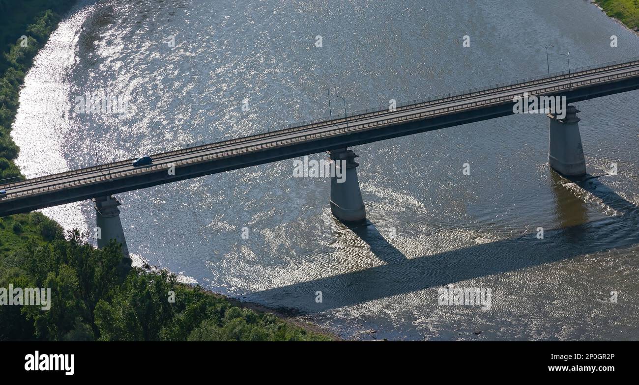 pont routier au-dessus de la rivière vue sur le ciel aquatique Banque D'Images