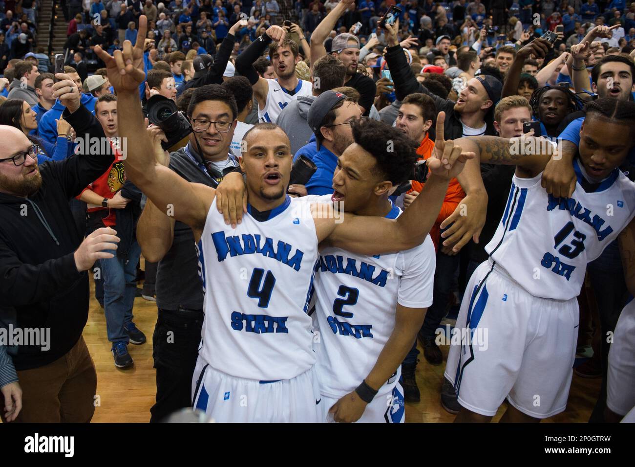 TERRE HAUTE, IN - DECEMBER 07: Indiana State Sycamores guard Brenton Scott (4) and Indiana State Sycamores guard Jordan Barnes (2) celebrate after the NCAA men's basketball game between the Butler Bulldogs and Indiana State Sycamores on December 7, 2016, at the Hulman Center in Terre Haute, IN. (Photo by Zach Bolinger/Icon Sportswire) (Icon Sportswire via AP Images) Banque D'Images
