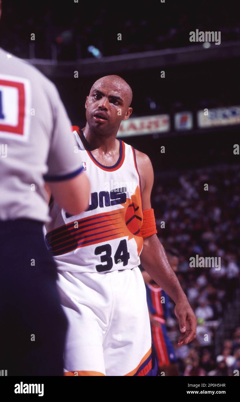 1994-95: Forward Charles Barkley of the Phoenix Suns argues with a referee during a Suns game verus the Detroit Pistons at America West Arena in Phoenix, AZ. (Photo by Icon Sportswire) (Icon Sportswire via AP Images) Banque D'Images