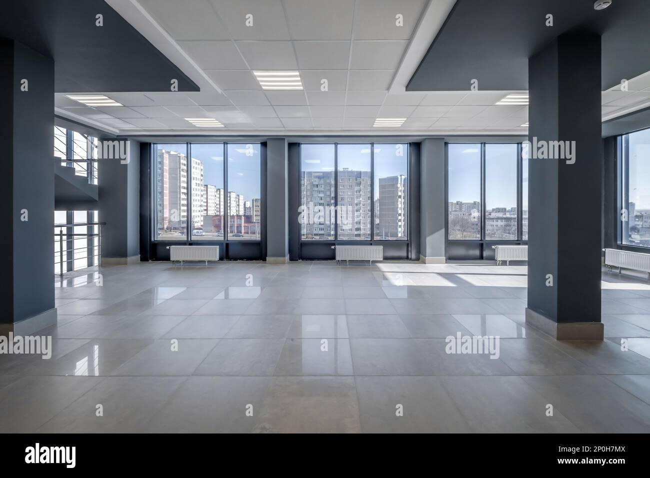 hall moderne vide avec colonnes, portes et fenêtres panoramiques. Banque D'Images