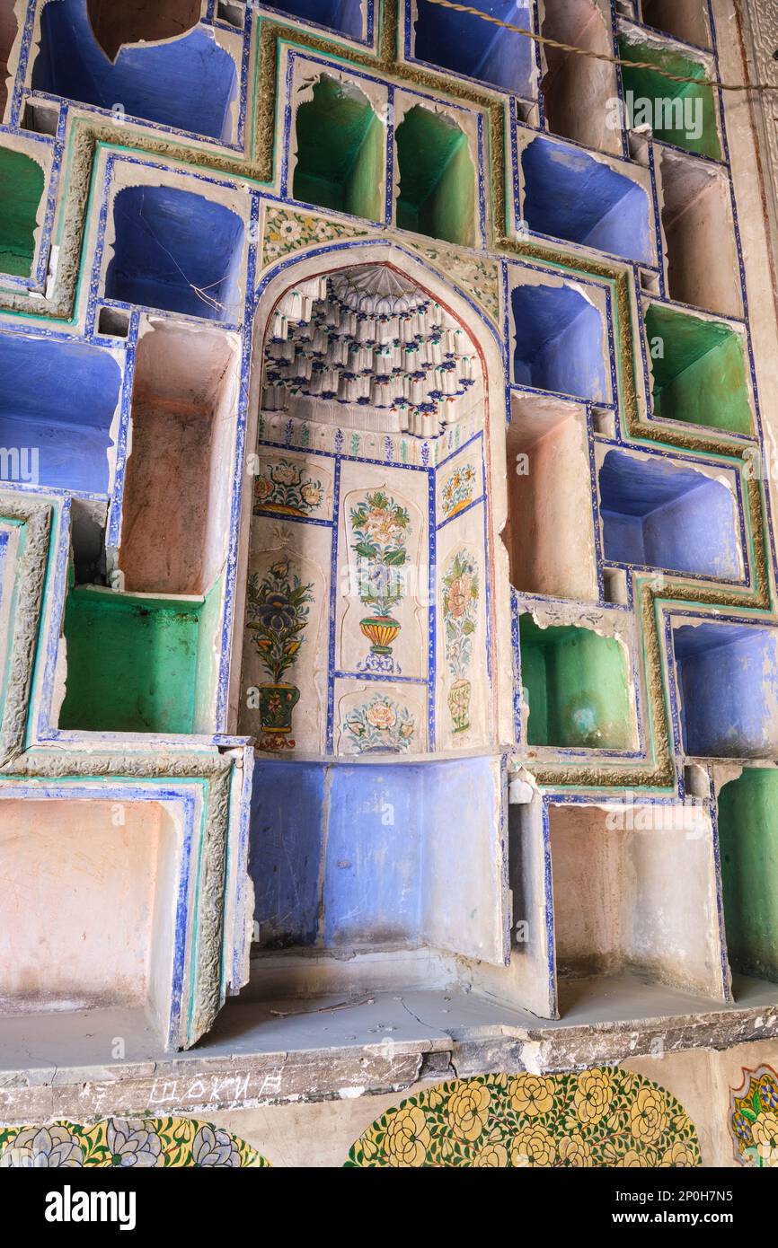 Vue d'une structure abandonnée, maintenant la plupart en ruine, en attente de restauration. Détail de la découpe colorée, bois, plâtre. À un vieux, historisi Banque D'Images