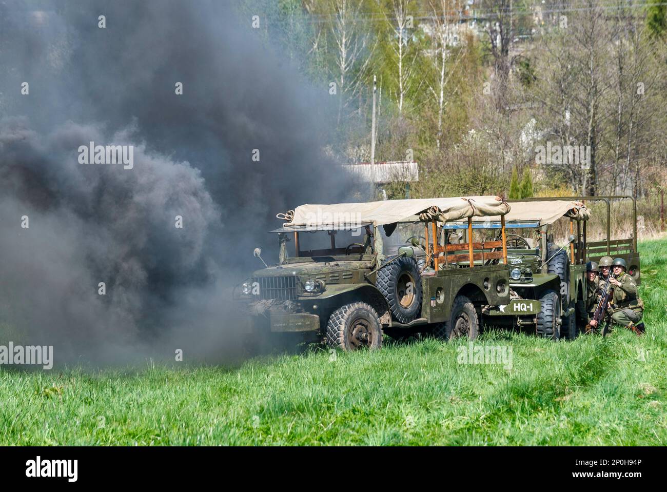 Dodge WC-52, camion de WW2 3/4 tonnes, en feu, à la reconstitution de la bataille de WW2, Jelenia Gora, Basse Silésie, Pologne Banque D'Images