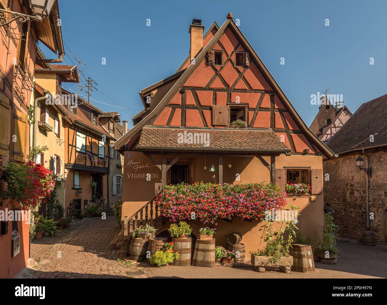 Rue piétonne dans le centre historique de la commune alsacienne de Riquewihr Banque D'Images