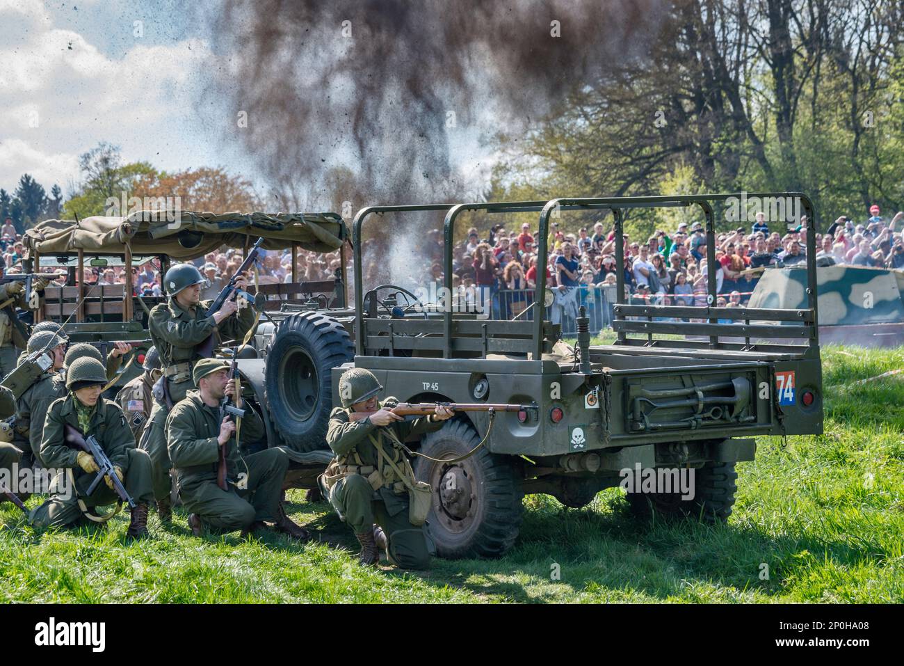 TROUPES AMÉRICAINES en feu, Dodge WC-51, camion de WW2 3/4 tonnes, spectateurs, lors de la reconstitution de la bataille de WW2, Jelenia Gora, Basse Silésie, Pologne Banque D'Images