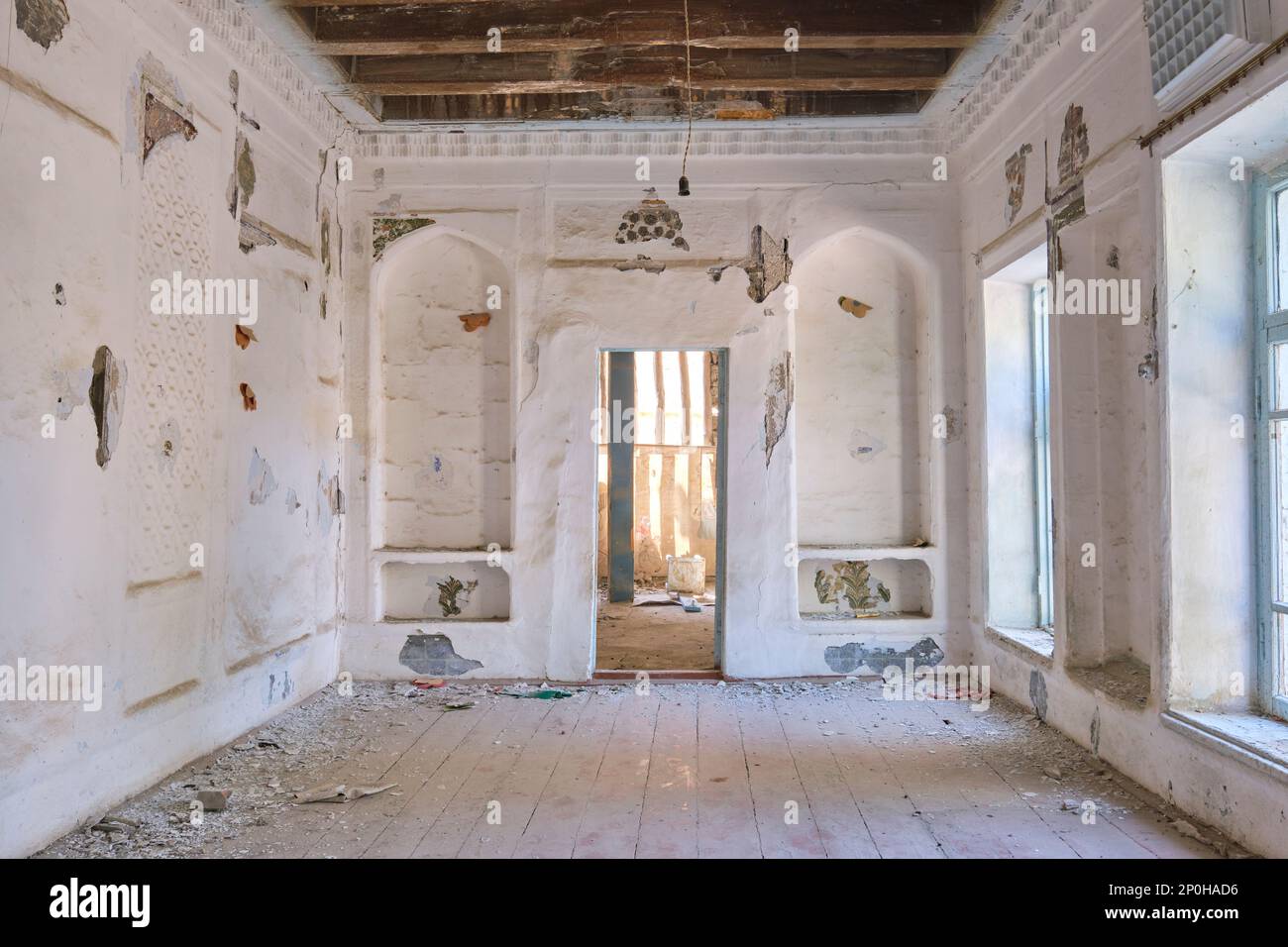 Vue d'une structure abandonnée, maintenant la plupart en ruine, en attente de restauration. Une chambre côté blanc et blanche. Dans un ancien, historique, classique, traditionnel Banque D'Images