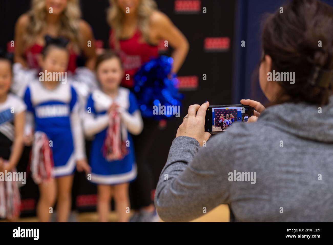 Les enfants professionnels de la Ligue nationale de football et de la Marine corps Air Station Iwakuni posent pour une photo de groupe lors de la Pro Blitz Cheer Clinic sur MCAS Iwakuni, Japon, 12 février 2023. La visite éclair des forces armées Entertainment Pro permet aux membres du service déployés à l'avance et à leurs familles de rencontrer les meneurs et les joueurs de la NFL. Banque D'Images