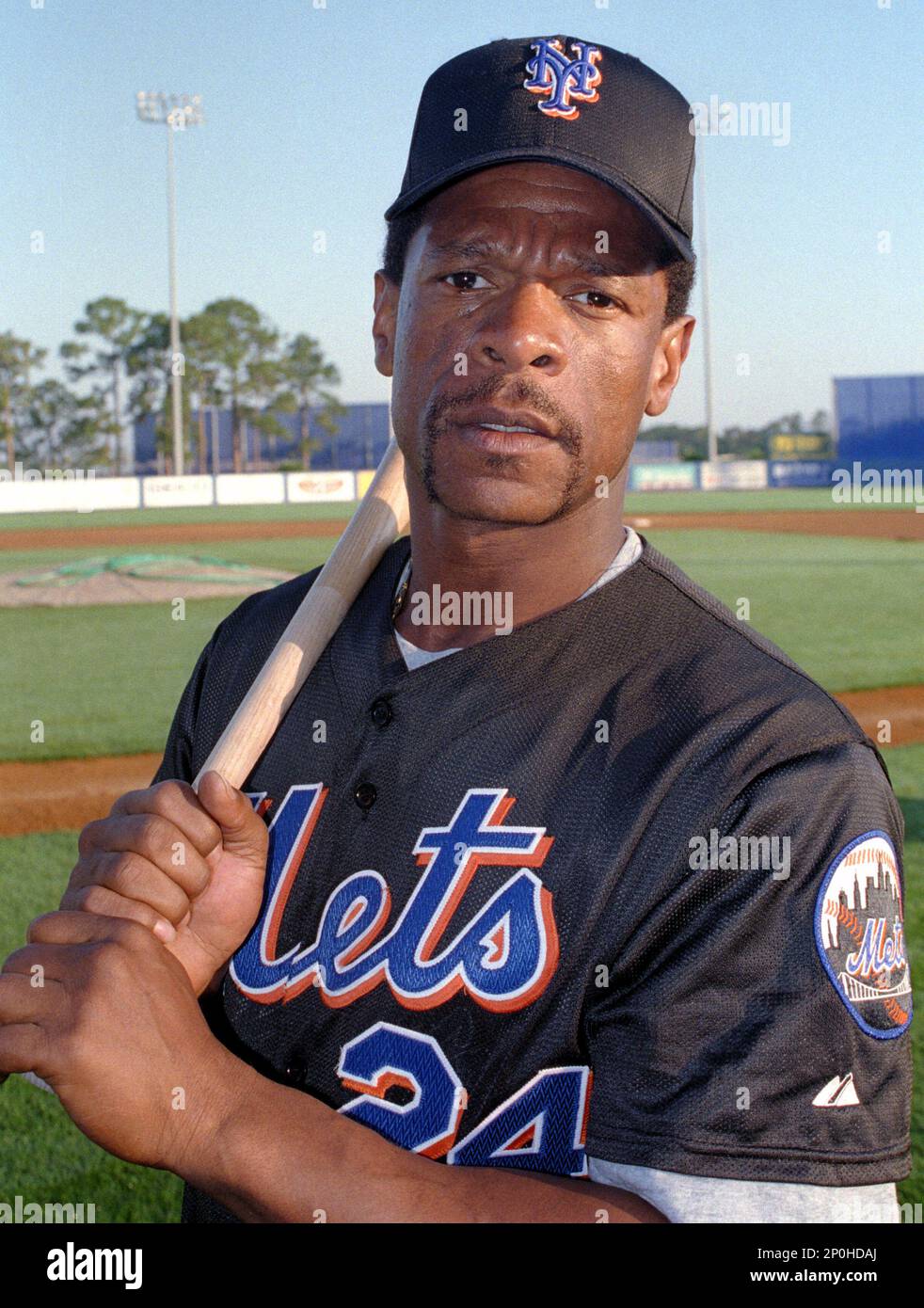 FILE: Rickey Henderson of the New York Mets during a NY Mets photo day. (Photo by Cliff Welch/Icon Sportswire) (Icon Sportswire via AP Images) Banque D'Images