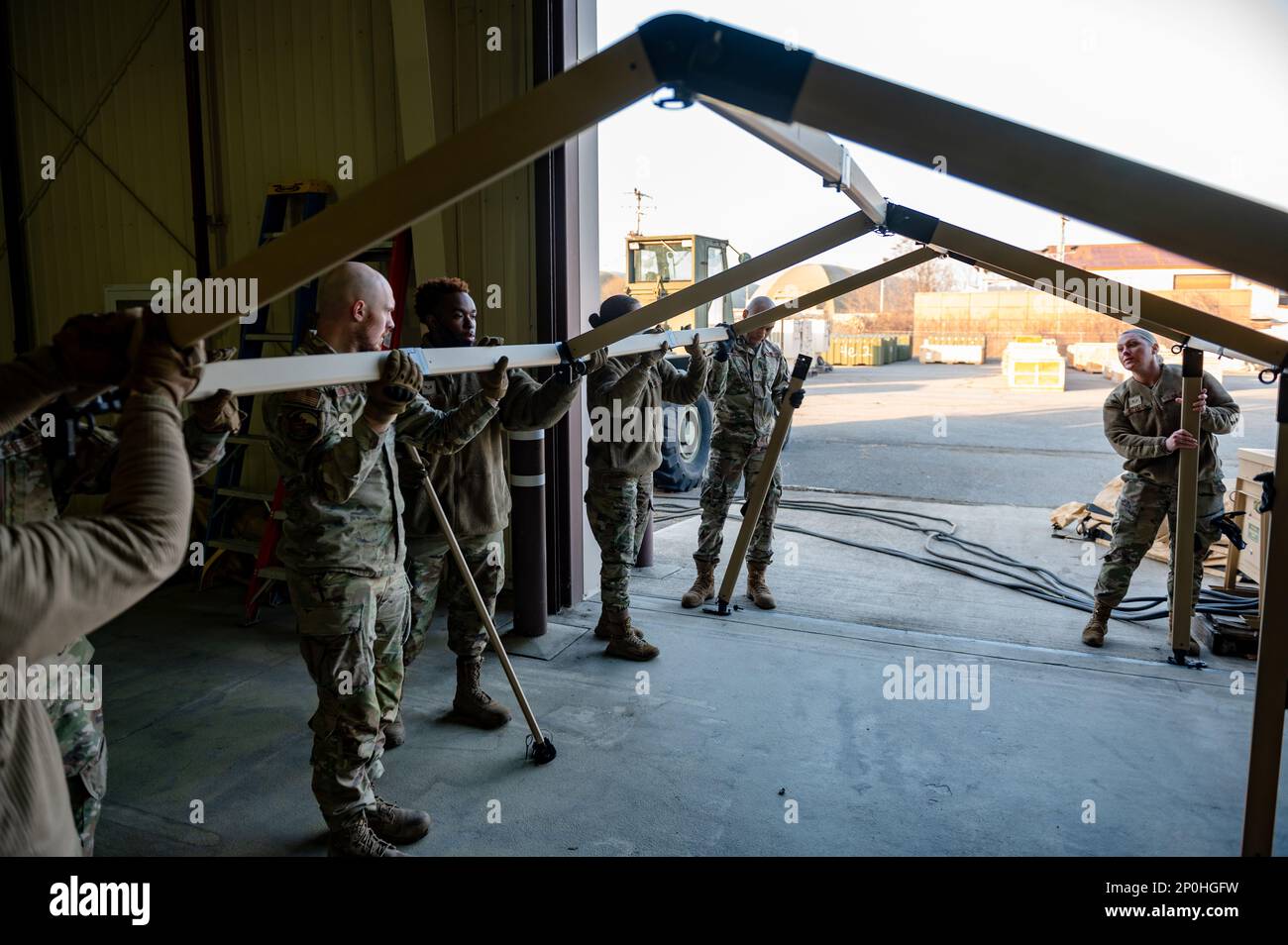 ÉTATS-UNIS Les aviateurs de la Force aérienne du Groupe médical 51st assemblent le cadre d'un abri de soutien médical expéditionnaire de tente 2 (TK2) dans le cadre d'un événement de formation à la base aérienne d'Osan, République de Corée, le 12 janvier 2023. Le TK2 est un système modulaire qui peut être utilisé comme complément aux abris militaires existants pour protéger les occupants d’une tente contre les agents chimiques, biologiques, radiologiques et nucléaires. Banque D'Images