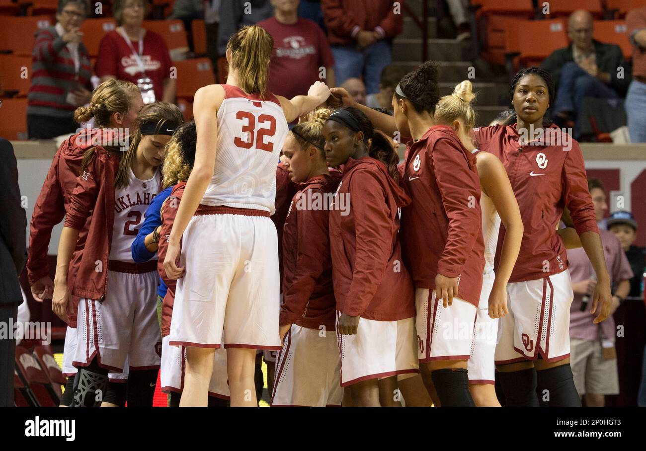 NORMAN, OK - DECEMBER 04: University of Oklahoma players in the huddle during the Oral Roberts University vs University of Oklahoma NCAA Women's Basketball game December 4, 2016, at the Lloyd Noble Center in Norman, OK.(Photo by Richard Rowe/Icon Sportswire) (Icon Sportswire via AP Images) Banque D'Images