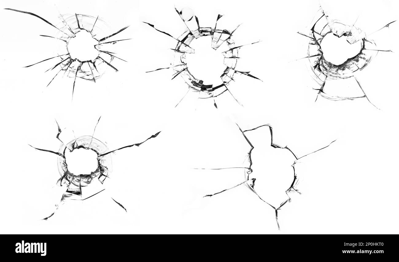 des trous de balle et de nombreuses fissures sur un fond de verre blanc uni, évoquant un sentiment de danger et de destruction. Les trous de balle sont au centre de l'attention Banque D'Images