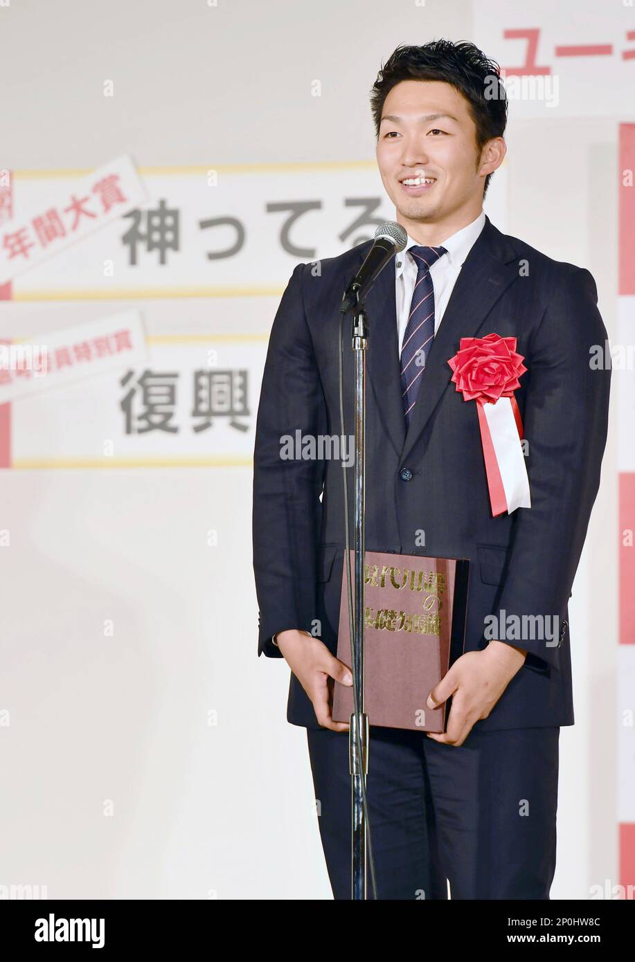 Japanese outfielder Seiya Suzuki shows his uniform number 27 in Mesa,  Arizona on March 19, 2022. The 27-year-old Suzuki recorded .317 with 38  homers and 88 RBIs in 132 games last season