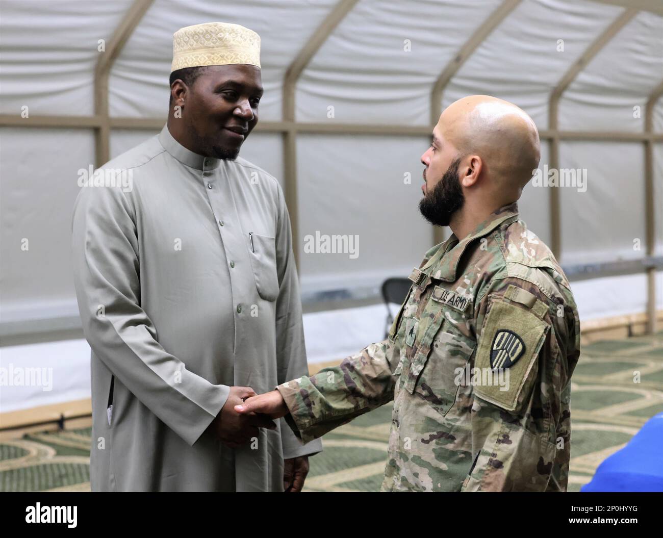 Vendredi, le Groupe d'appui régional - Koweït accueille le cheik Hassan Twaha Bwambale, du Ministère des affaires islamiques du Koweït, pour diriger le Jummah khutba (sermon du vendredi et prière) à la tente de prière du Camp Arifjan. Parlant dans un mélange d'anglais et d'arabe à un public chargé, Bwambale couvre des sujets tels que le courage en temps incertain, l'amour pour votre famille et la communauté, et la règle d'or. Cela poursuit la forte relation de travail entre les aumôniers de l'ASG-KU et le ministère, Camp Arifjan, Koweït, 6 janvier 2023. Banque D'Images