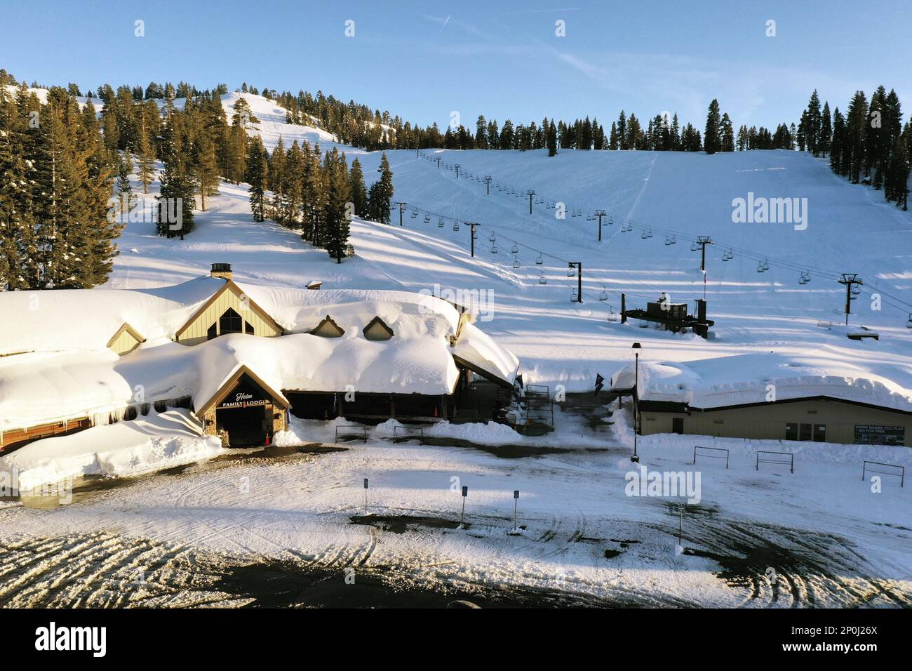Californie, États-Unis. 2nd mars 2023. La station de ski de Dodge Ridge  rapporte plus de 95 pouces de neige à la base. Le manteau neigeux dans les  montagnes de la Sierra Nevada