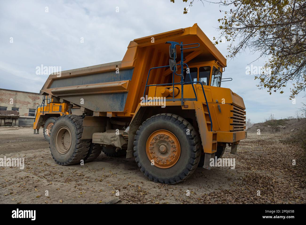 Grand tombereau à benne basculante pour applications minières. Industrie des transports. Extraction de pierre dans une fosse ouverte. Banque D'Images