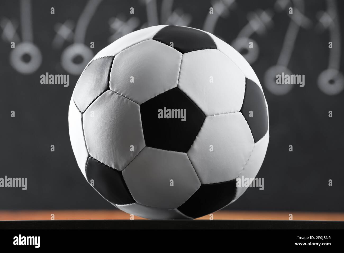 Ballon de football contre jeu flou, gros plan Banque D'Images