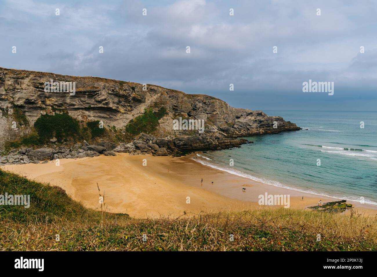 Plage d'Antuerta à Ajo, Trasmiera, Cantabrie, Espagne. C'est une plage entourée de falaises et très populaire pour les surfeurs Banque D'Images