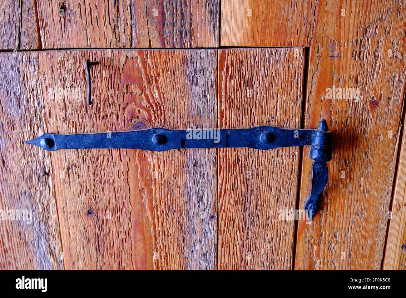 Charnière de porte en bois fond antique Banque de photographies et d'images  à haute résolution - Alamy