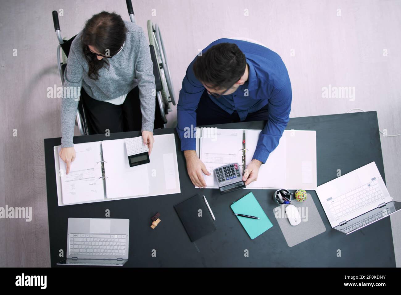 Comptable en fauteuil roulant au bureau. Réunion sur le budget de l'entreprise Banque D'Images