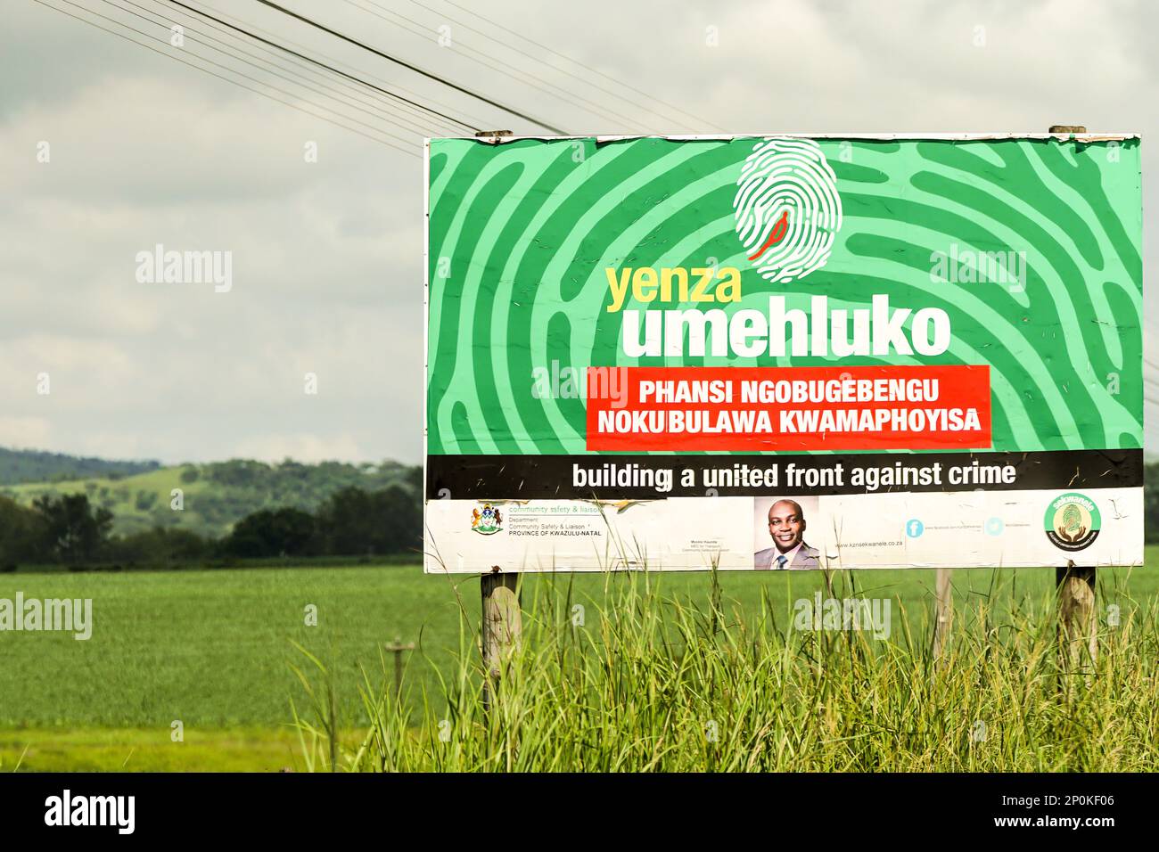 Panneau publicitaire avec des mots ou du texte dans une langue africaine en Afrique du Sud utilisé comme une campagne de sensibilisation du public dans la lutte contre la criminalité par le gouvernement Banque D'Images