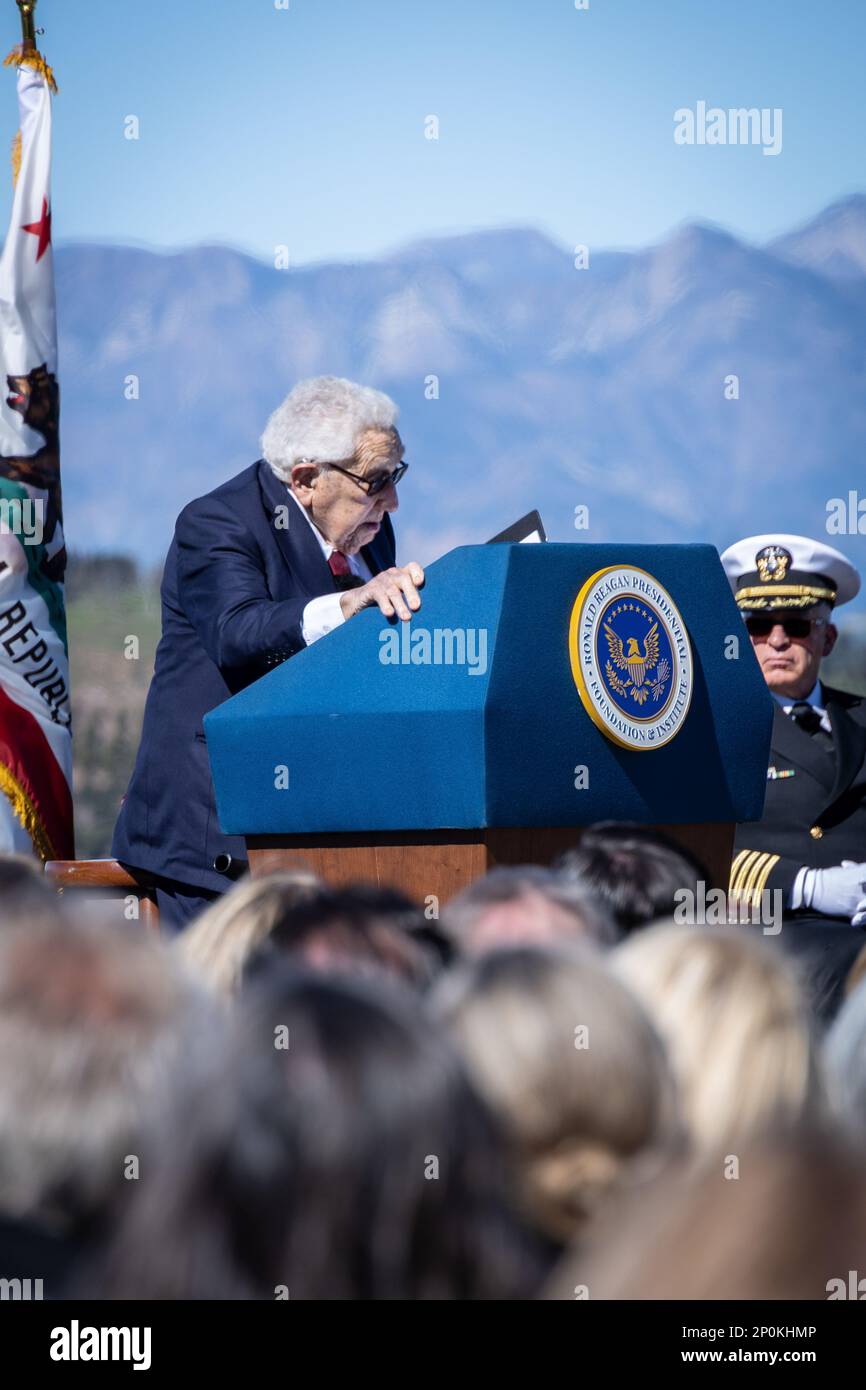 Henry Kissinger, l'ancien secrétaire d'État des États-Unis, prononce un discours lors d'une cérémonie de dépôt de couronnes à la Fondation présidentielle Ronald Reagan et à la bibliothèque de Simi Valley, en Californie, le 6 février 2023. La cérémonie a eu lieu en l'honneur du Président Reagan en hommage à son service aux États-Unis et en célébration de ce qui aurait été son anniversaire de 112th. Banque D'Images