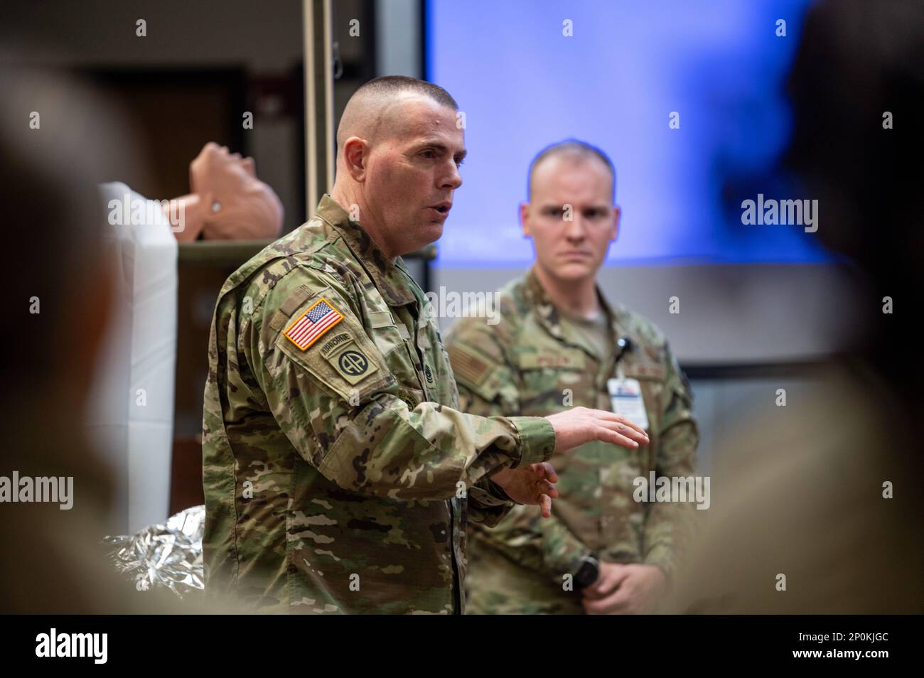 Commandant du Sgt. Maj. Jack Love, États-Unis Le conseiller principal des forces en Corée, s'entretient avec les membres affectés au Groupe médical 51st lors de sa visite à la base aérienne d'Osan, République de Corée, le 16 février 2023. À la suite d'une démonstration de combat tactique pour les soins aux blessés, Love a discuté de l'importance de la persévérance et de la valeur de la compétence professionnelle. Banque D'Images