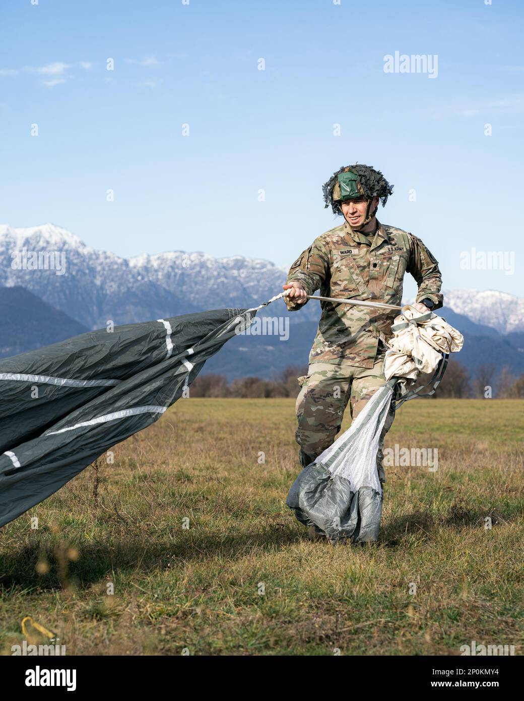 ÉTATS-UNIS Le lieutenant-colonel Kevin Ward, commandant du bataillon du 2nd Bataillon, 503rd parachute Infantry Regiment, 173rd Airborne Brigade récupère son parachute T-11 après avoir effectué une opération aérienne dans la zone de Juliet Drop de Pordenone, en Italie, le 25 janvier 2023. La Brigade aéroportée de 173rd est la U.S. La Force de réaction en cas d'urgence de l'armée en Europe, fournissant des forces rapidement déployables aux États-Unis les domaines de responsabilité de l'Europe, de l'Afrique et du Commandement central. Déployée en Italie et en Allemagne, la brigade s’entraîne régulièrement aux côtés des alliés et des partenaires de l’OTAN pour construire des partenariats et renforcer les forces Banque D'Images