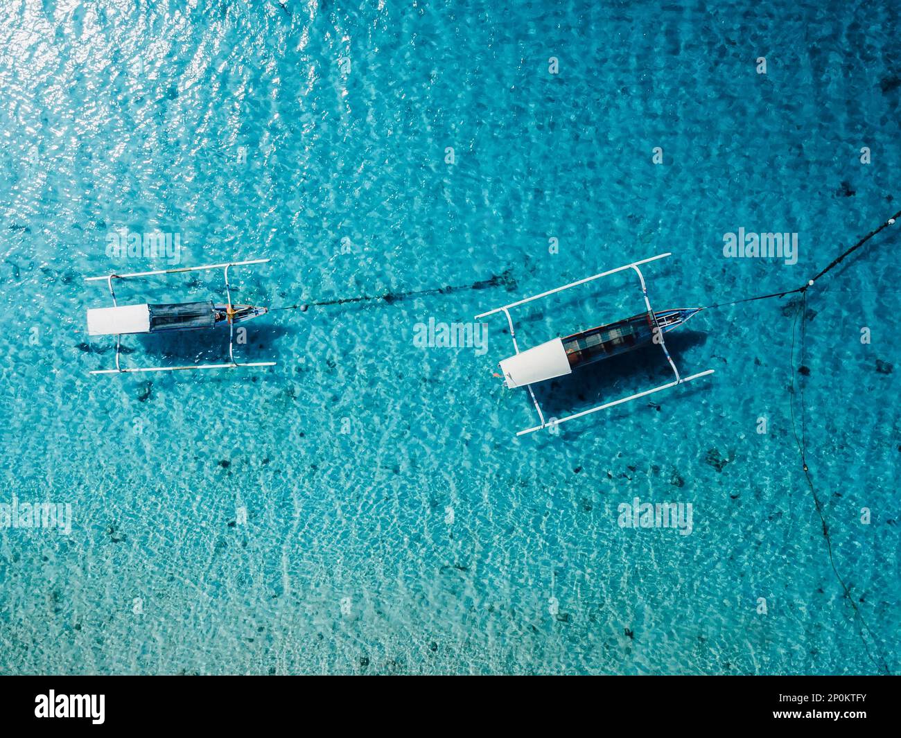 Les bateaux sont à l'ancre dans l'océan bleu transparent sur l'île tropicale. Vue aérienne. Banque D'Images
