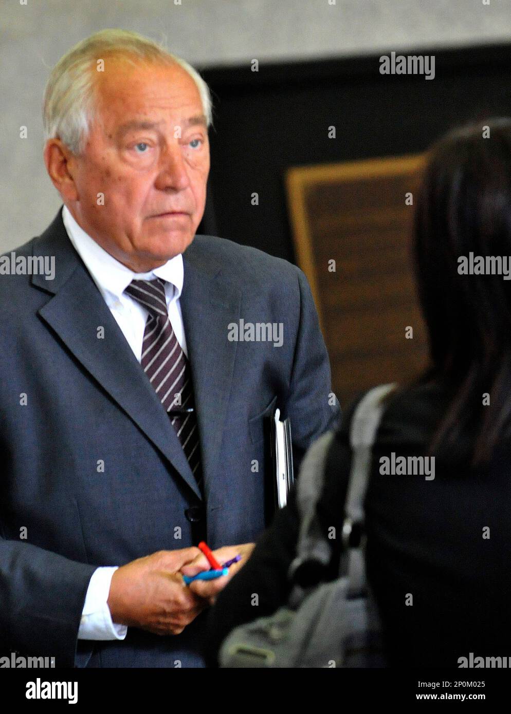 FILE - In this Oct. 15, 2010 file photo, former Chicago Alderman Edward Vrdolyak arrives at Federal Court in Chicago. A newly unsealed indictment says Vrdolyak was offered millions in legal fees from a tobacco settlement even though he did no legal work. The filing Tuesday, Nov. 15, 2016 in Chicago federal court, charges him with violating federal tax law. (Brian Jackson/Chicago Sun-Times via AP, File) Banque D'Images