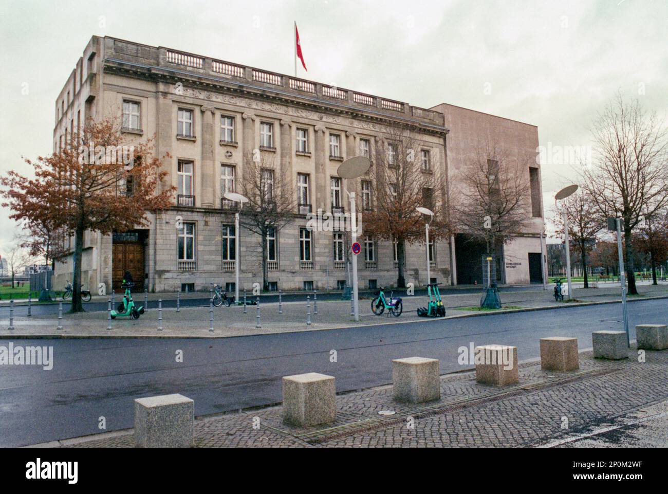 Berlin, allemagne. Le bâtiment de l'ambassade suisse, juste entre les bâtiments de Bundes Gernment. Banque D'Images