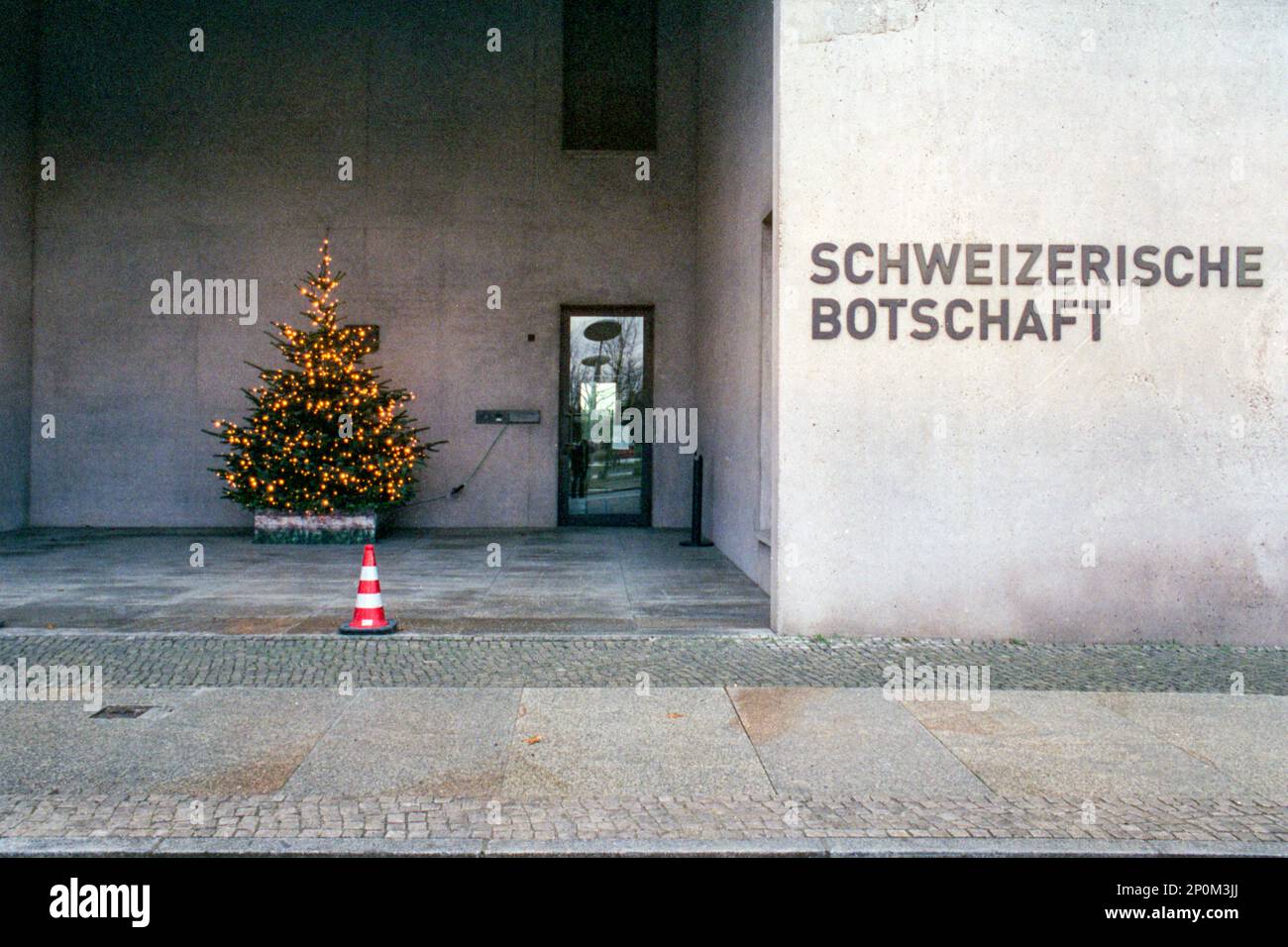 Berlin, Allemagne. X-Mas Tree à l'entrée de l'ambassade suisse en Allemagne, juste entre les bâtiments du gouvernement des Bundes. Banque D'Images