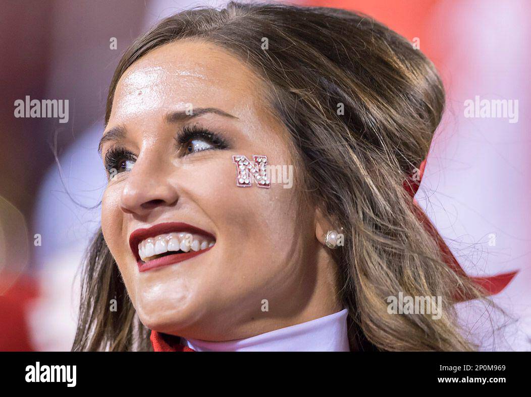 November 12, 2016 - Lincoln, NE. U.S. - Nebraska Cornhuskers cheerleader in action during an NCAA Division 1 football game between Minnesota Golden Gophers and the #21 ranked Nebraska Cornhuskers at Memorial Stadium in Lincoln, NE..Attendance: 90,456.Nebraska won 24-17.Michael Spomer/Cal Sport Media (Cal Sport Media via AP Images) Banque D'Images